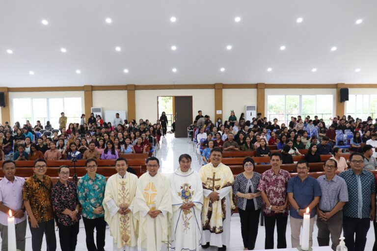 Perayaan Natal Bersama, Pastur Mikael Dou Lodo: “Natal artinya lahir baru.”